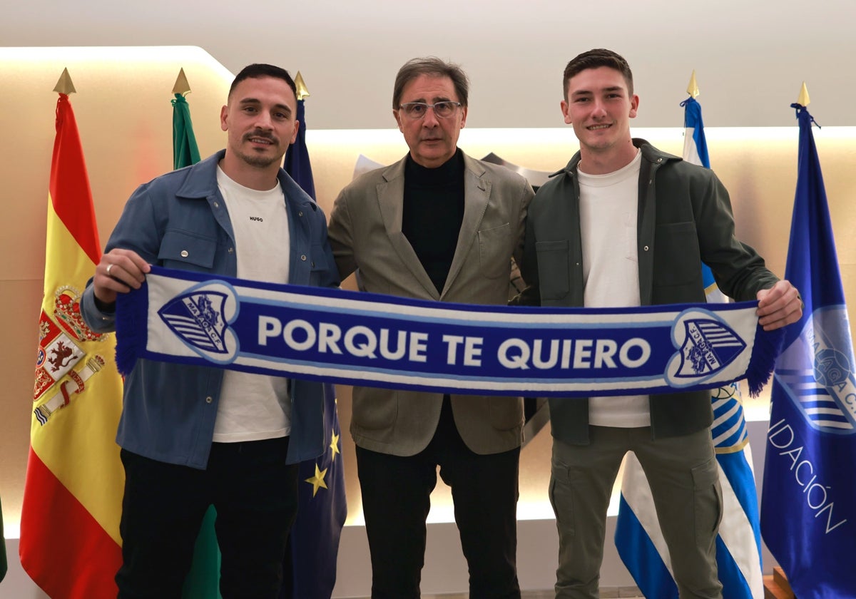 Alfonso Herrero y Carlos López posan con el director deportivo Loren Juarros, después de extender sus contratos.