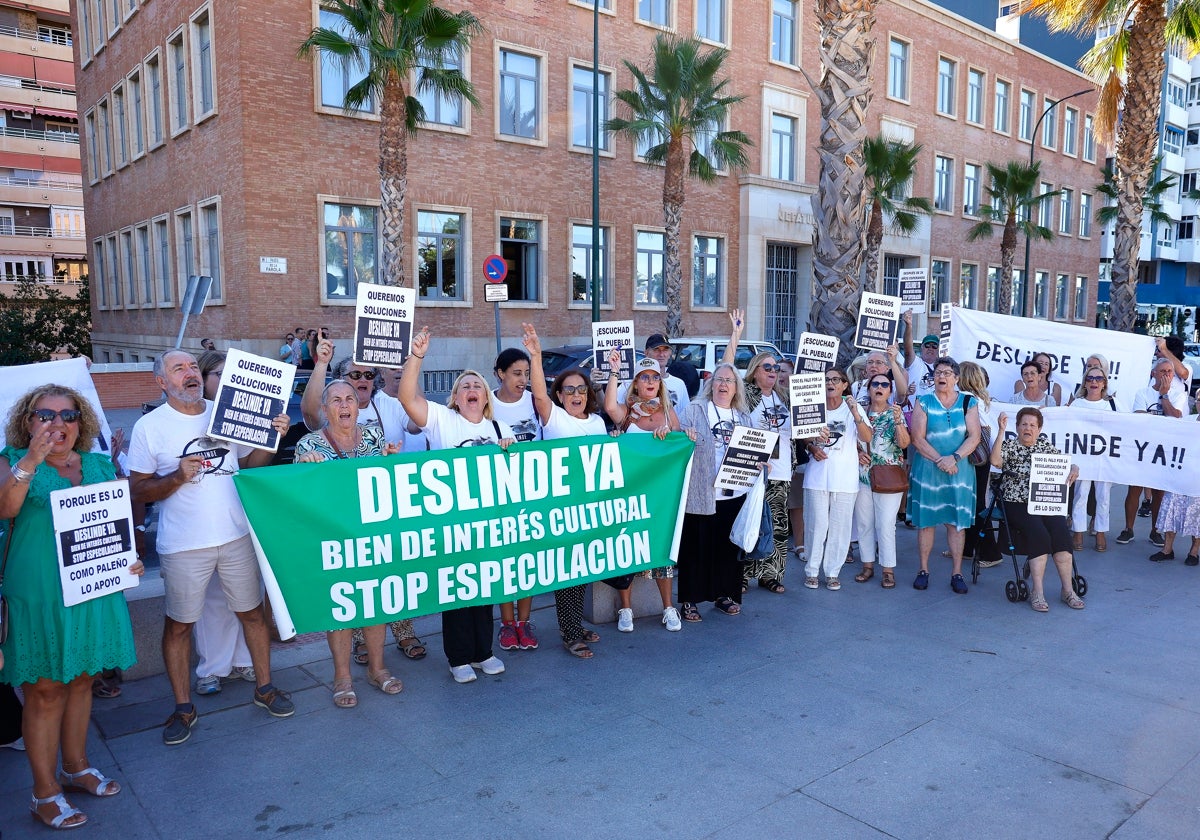 Los vecinos de El Palo manifestándose a las puertas de Costas, el pasado verano.