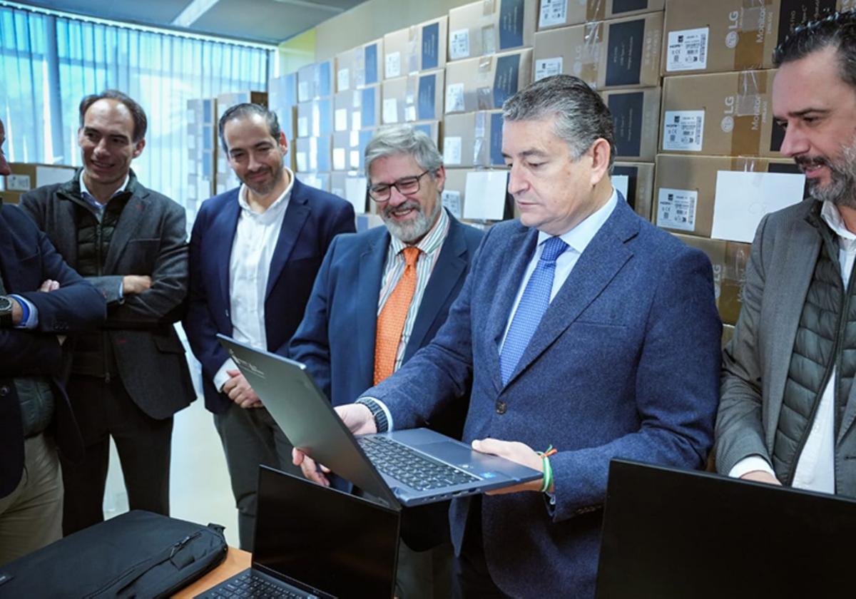 El consejero de la Presidencia de la Junta, Antonio Sanz, en una visita a la Agencia Digital de Andalucía.