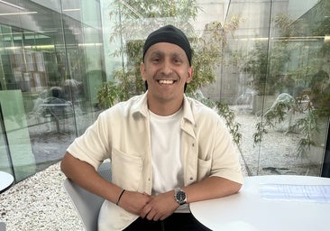 Adrián Benítez en la Facultad de Ciencias de la UMA antes de contar su testimonio en una charla.
