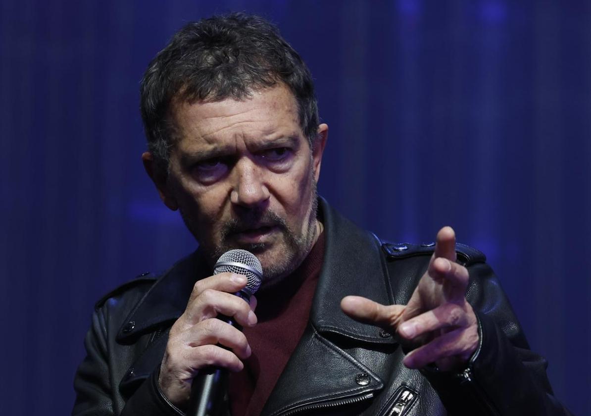 «En las crisis, la gente no llena tanto los cines, pero sí los teatros», dice Antonio Banderas