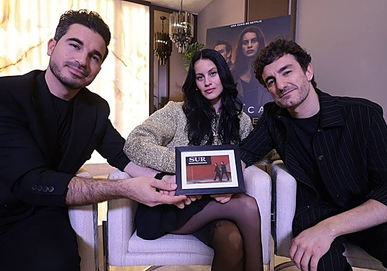 Javier Castillo, Milena Smit y Miki Esparbé sostiene una foto de la redacción de SUR en la serie 'La chica de nieve 2'.