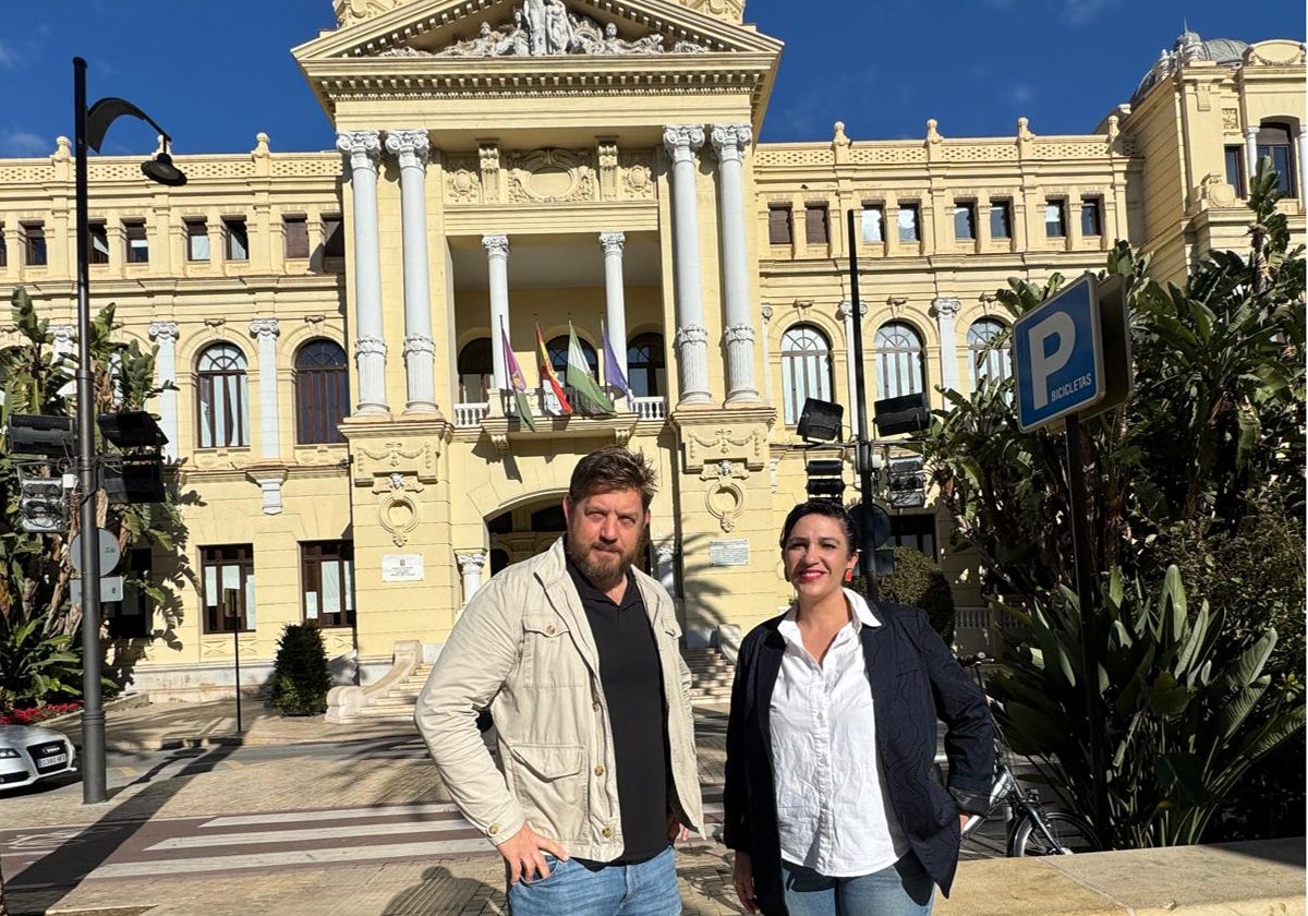 El nuevo portavoz de Con Málaga, Nico Sguiglia, miembro de Podemos, junto a Morillas, concejala por IU, delante de la fachada del Ayuntamiento de Málaga.