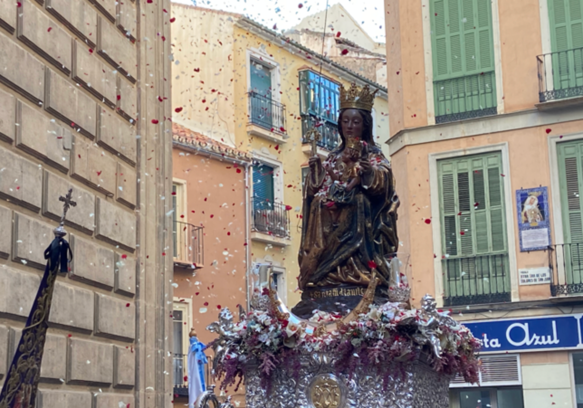 La Virgen de la Victoria, el pasado sábado durante su llegada a la parroquia de San Juan.