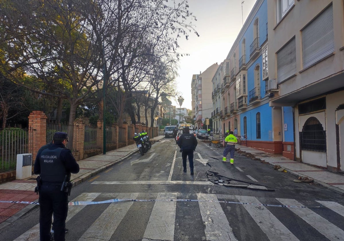 Caos de tráfico en la Victoria en Málaga por la rotura de una tubería de agua