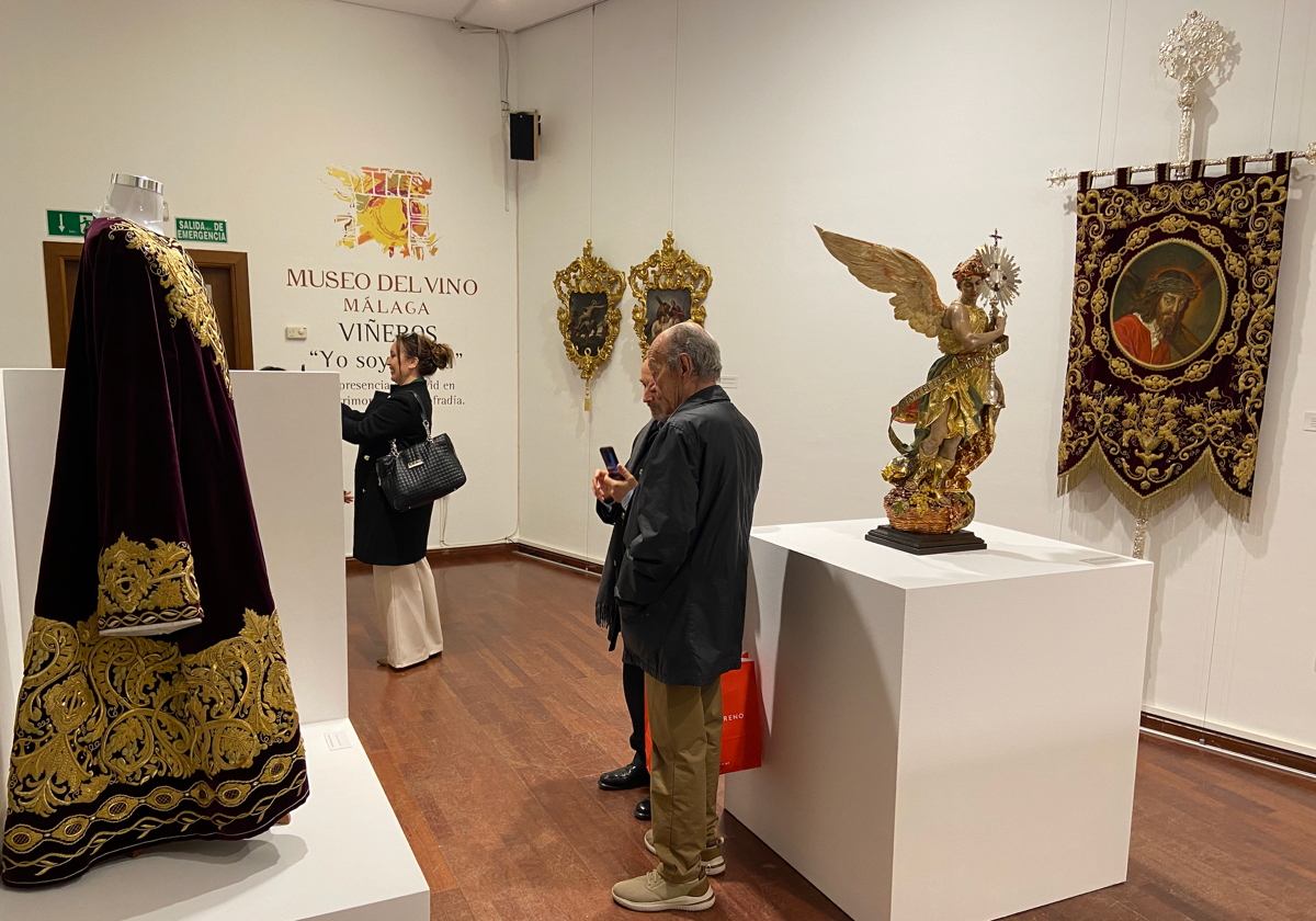 Exposición del patrimonio de la Hermandad de Viñeros en el Museo del Vino.