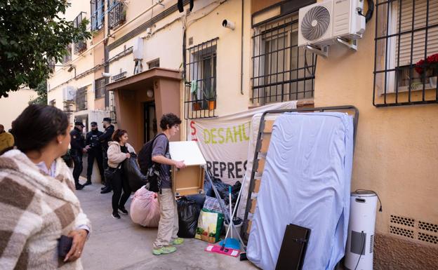 Con Málaga ha alquilado una furgoneta para que la familia se pueda llevar sus cosas a Loja.