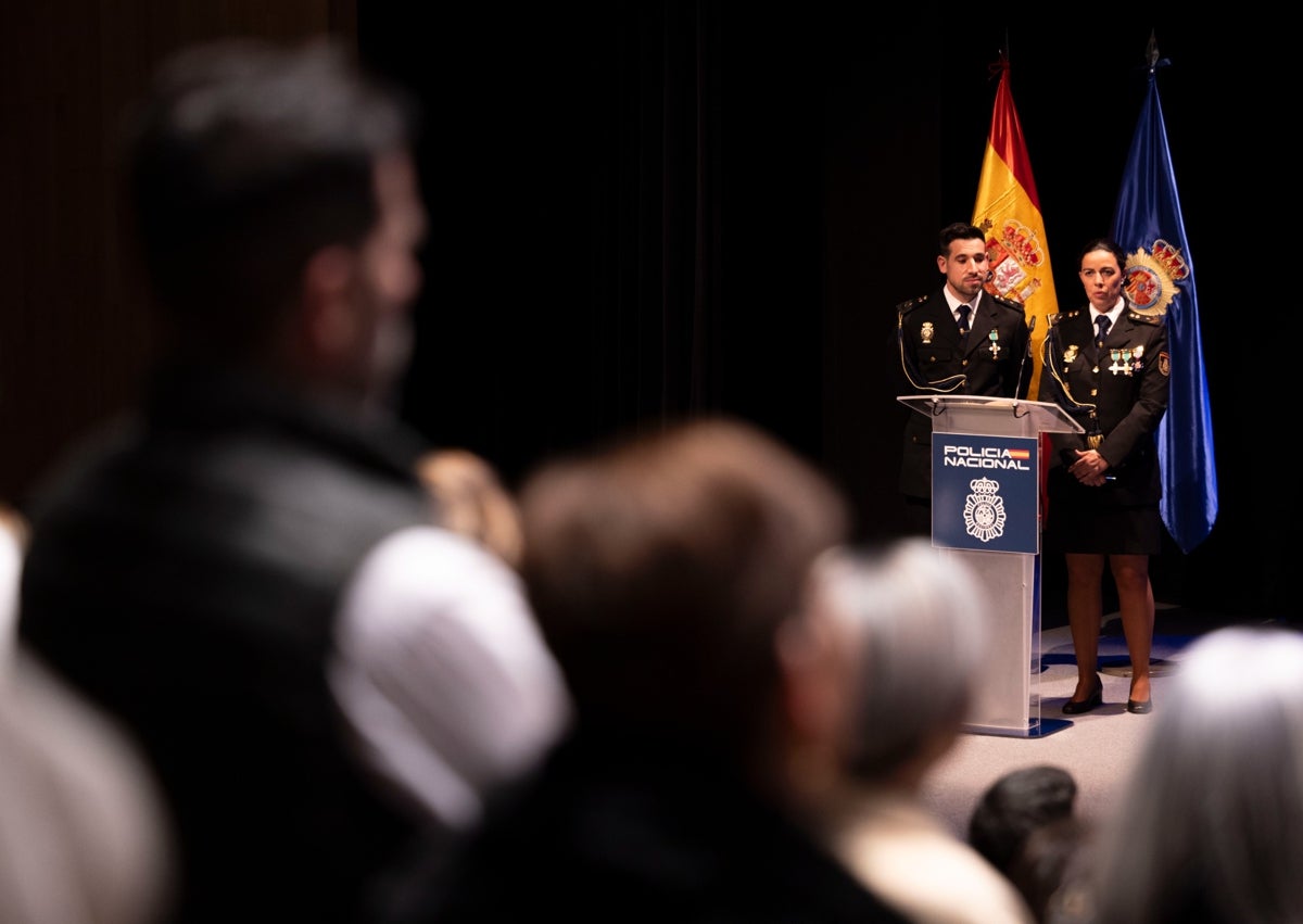 Imagen secundaria 1 - La Policía Nacional rinde honores a sus agentes en Málaga en su 201 aniversario