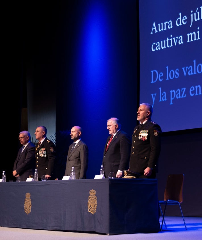 Imagen secundaria 2 - La Policía Nacional rinde honores a sus agentes en Málaga en su 201 aniversario