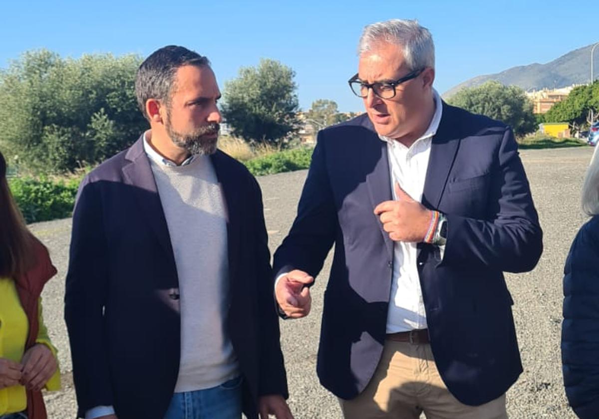 Dani Pérez conversa con el diputado provincial socialista Antonio Navarro, en una rueda de prensa en Torremolinos.