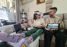 Tania utiliza las gafas de realidad virtual para conocer París desde su casa y con la compañía de un psicólogo de BCM.