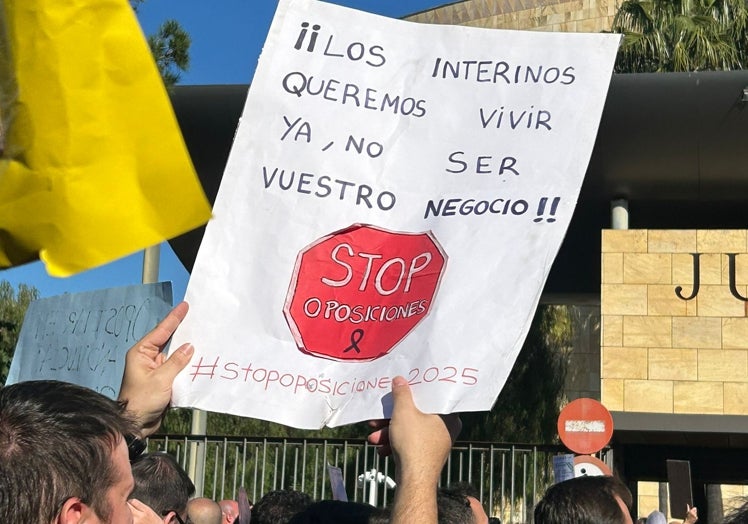 Una imagen tomada de la manifestación frente a la sede de la Consejería de Educación.