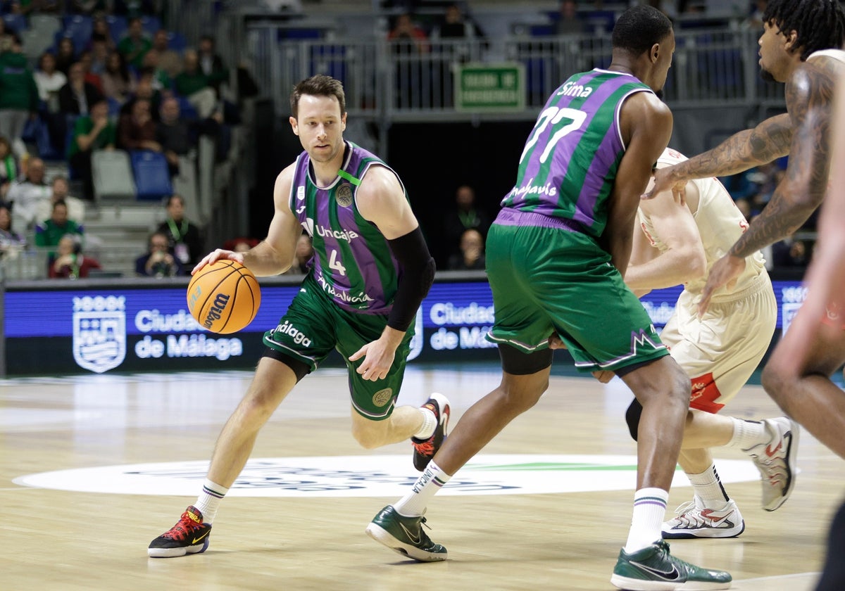 Kalinoski avanza con el balón.