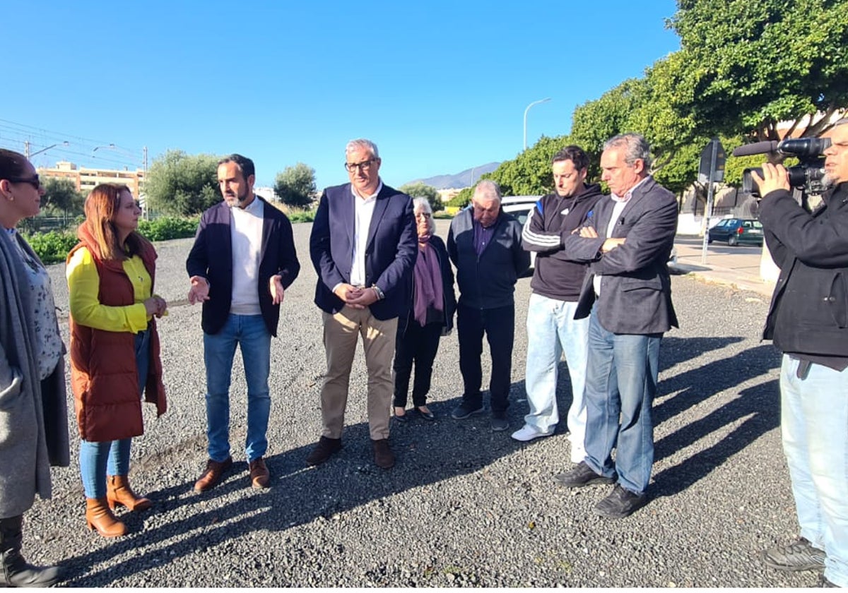 Dani Pérez, con responsables y militantes de la agrupación local torremolinense.