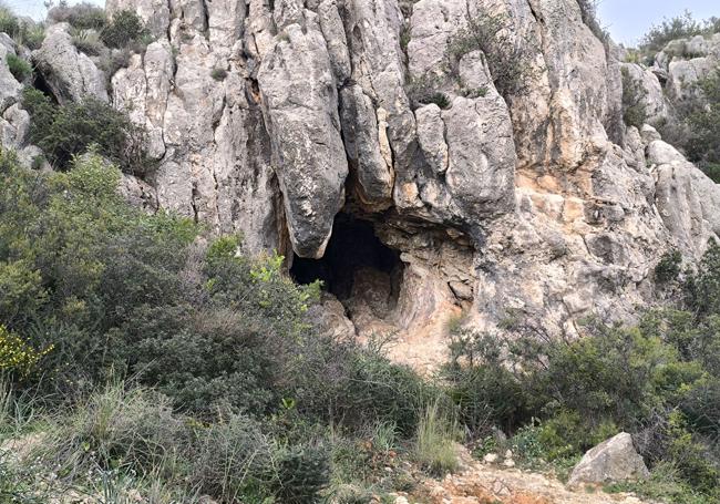 La cueva Grande está junto al paredón de la Virgencita