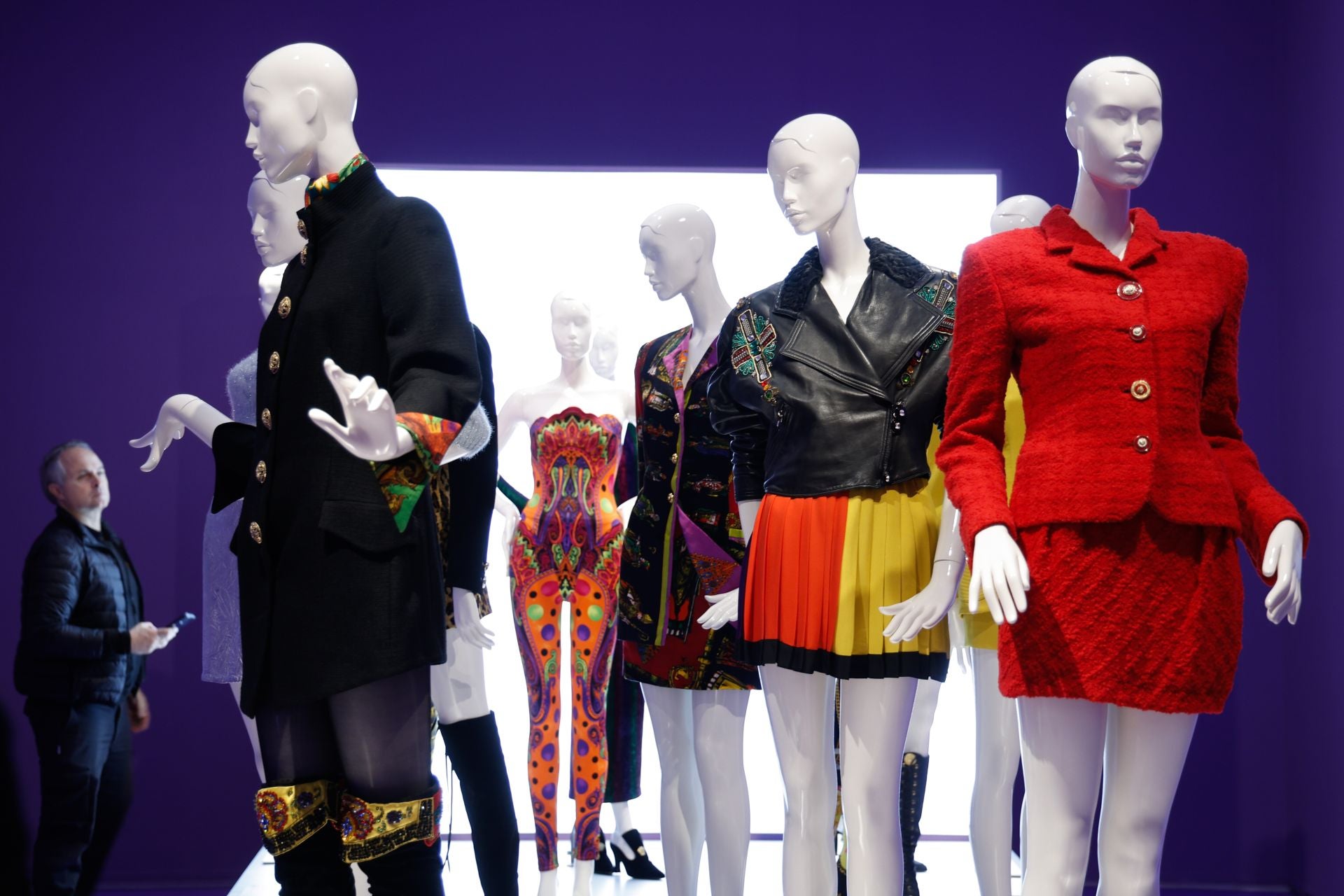 La exposición en Málaga sobre el legado del diseñador Gianni Versace, en imágenes