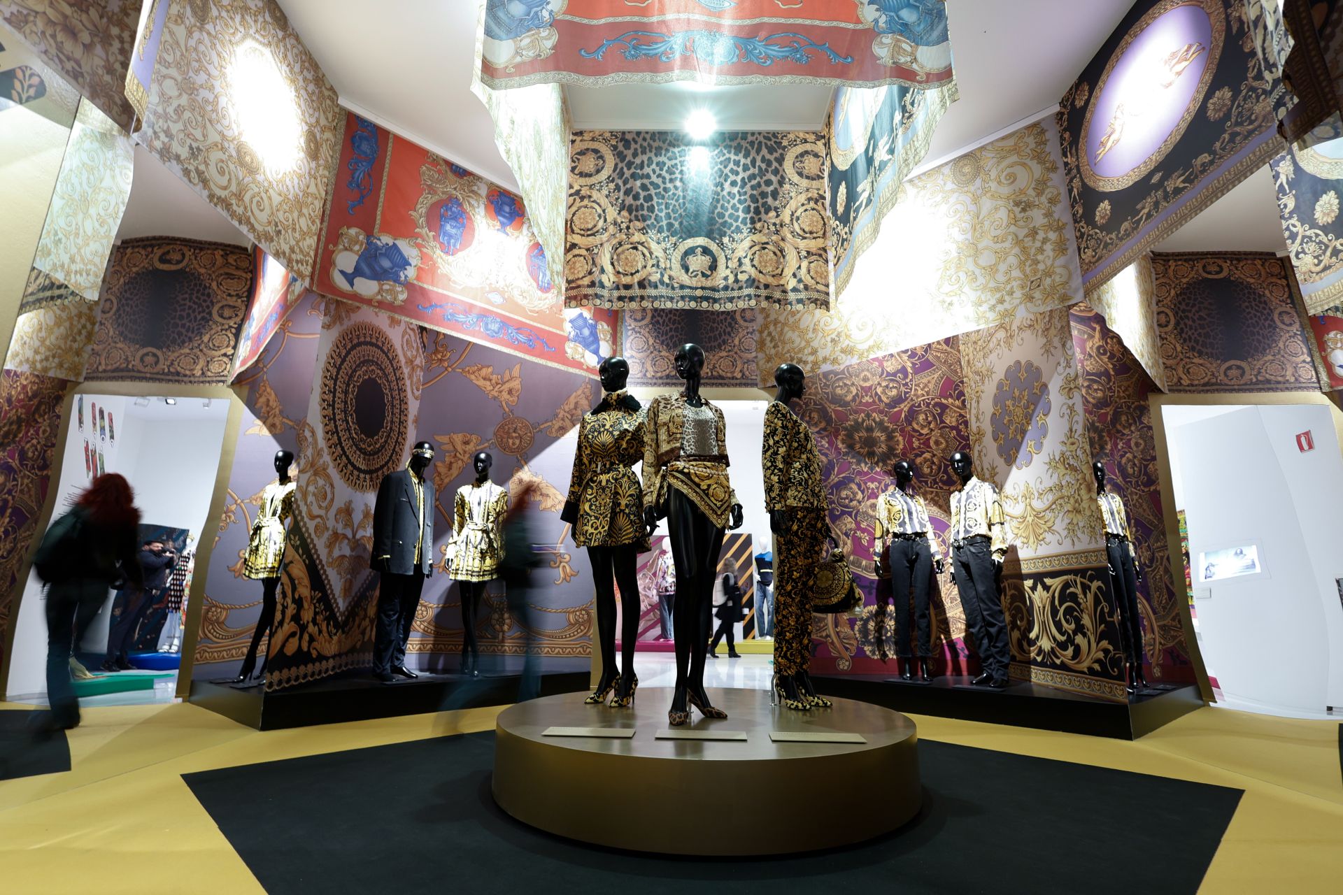 La exposición en Málaga sobre el legado del diseñador Gianni Versace, en imágenes