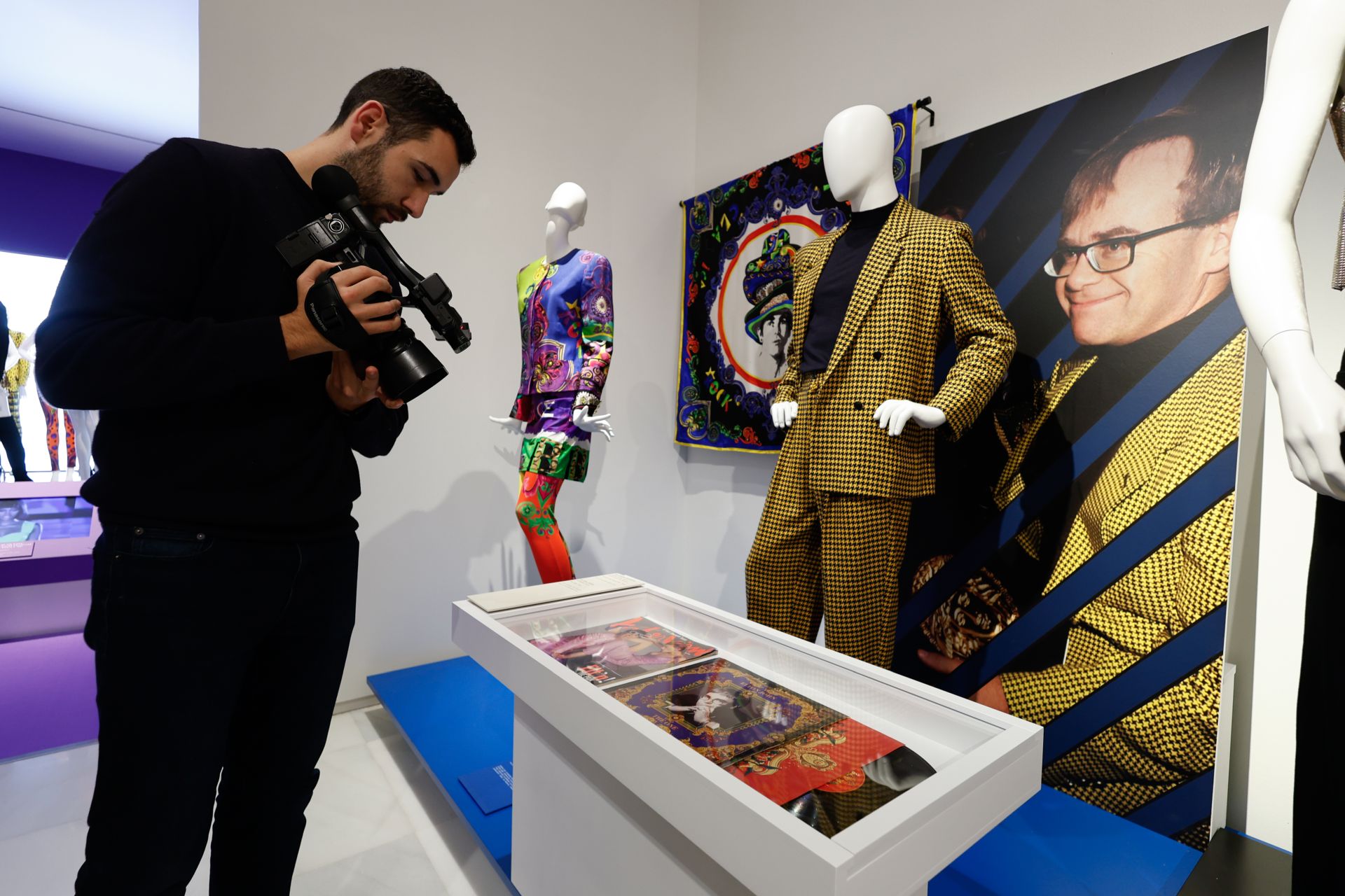 La exposición en Málaga sobre el legado del diseñador Gianni Versace, en imágenes