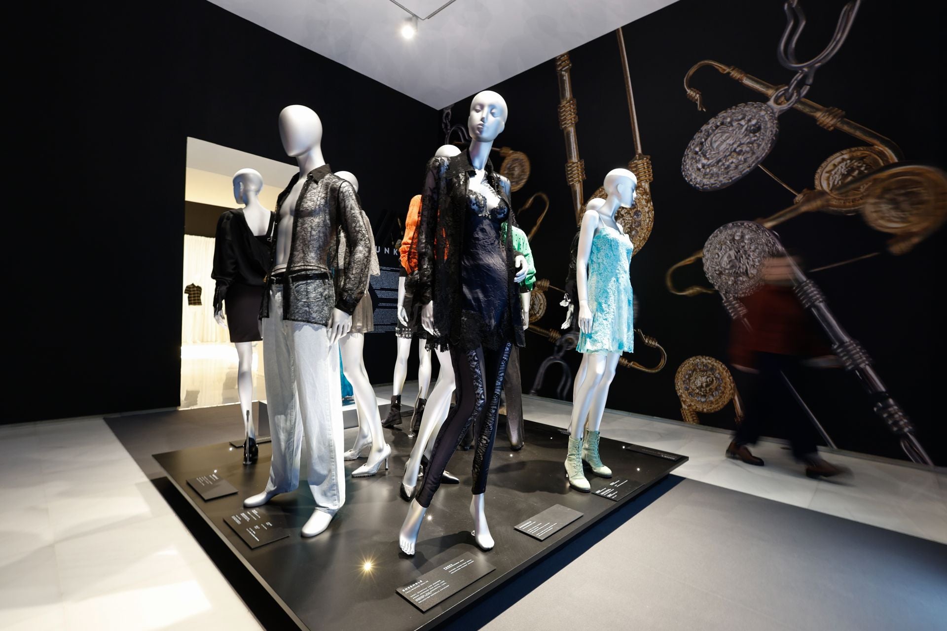 La exposición en Málaga sobre el legado del diseñador Gianni Versace, en imágenes