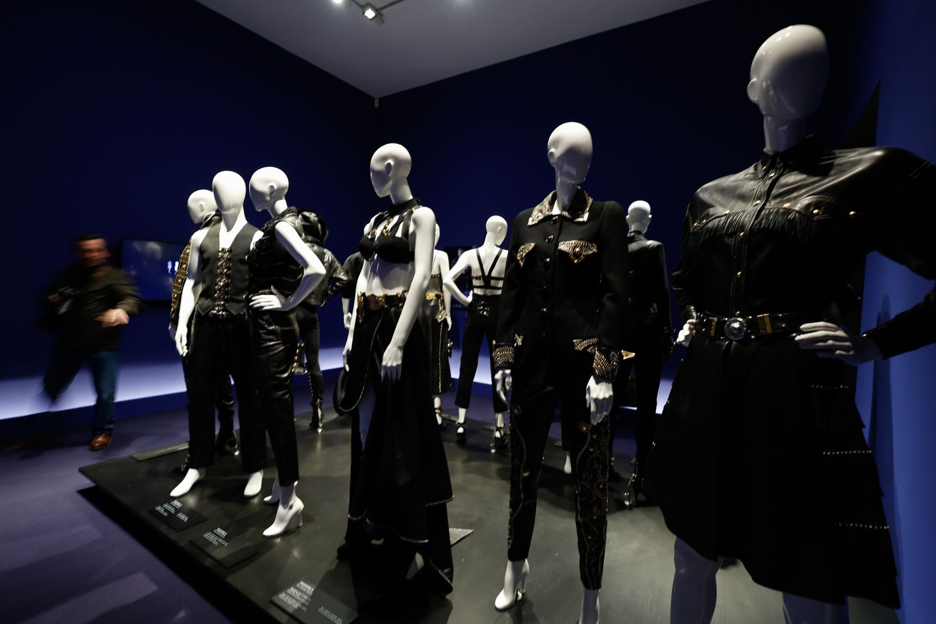 La exposición en Málaga sobre el legado del diseñador Gianni Versace, en imágenes