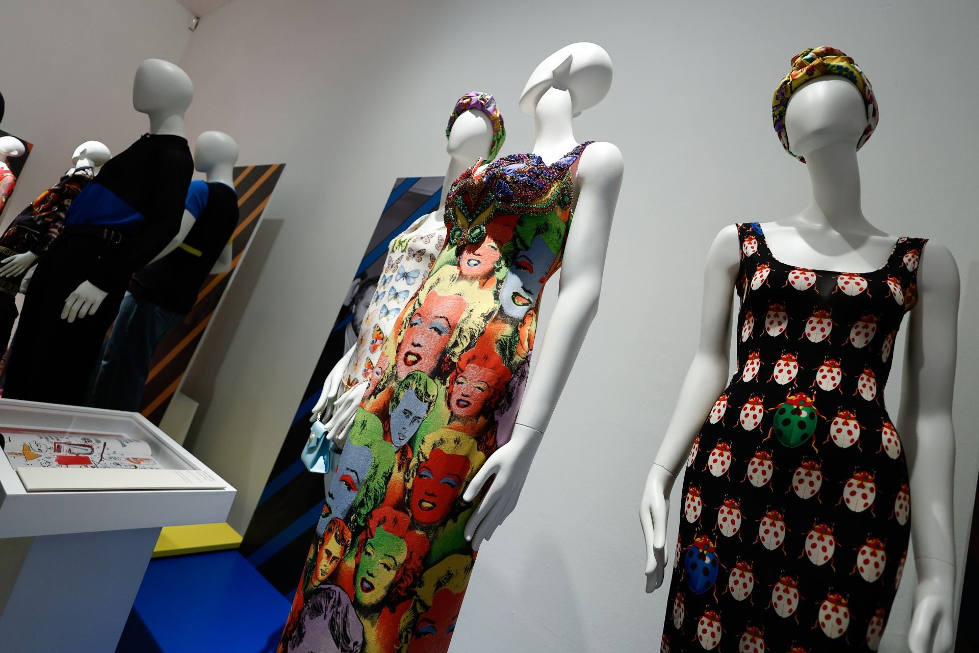 La exposición en Málaga sobre el legado del diseñador Gianni Versace, en imágenes