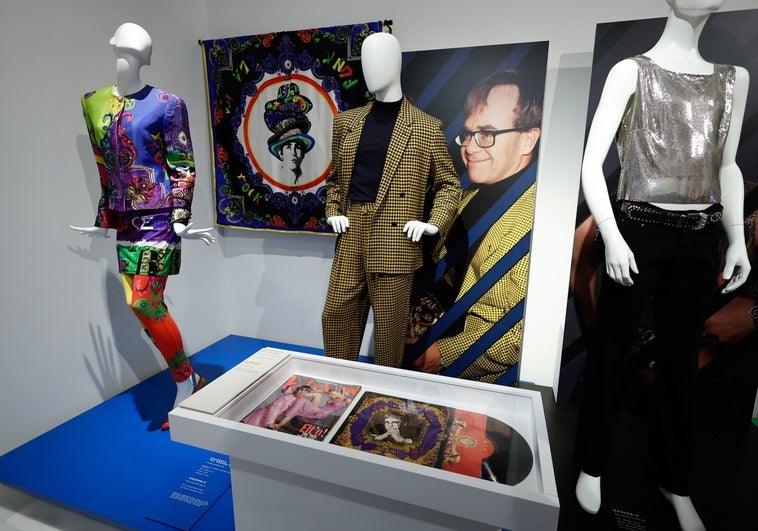 El traje que lució Elton John y la camiseta de malla metálica que llevó Prince.