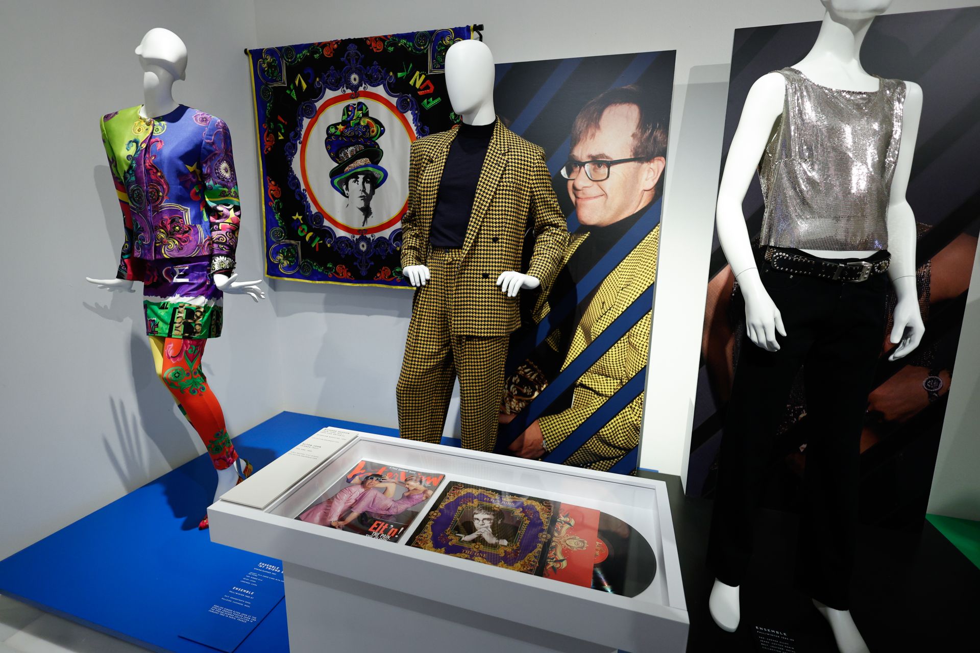 La exposición en Málaga sobre el legado del diseñador Gianni Versace, en imágenes