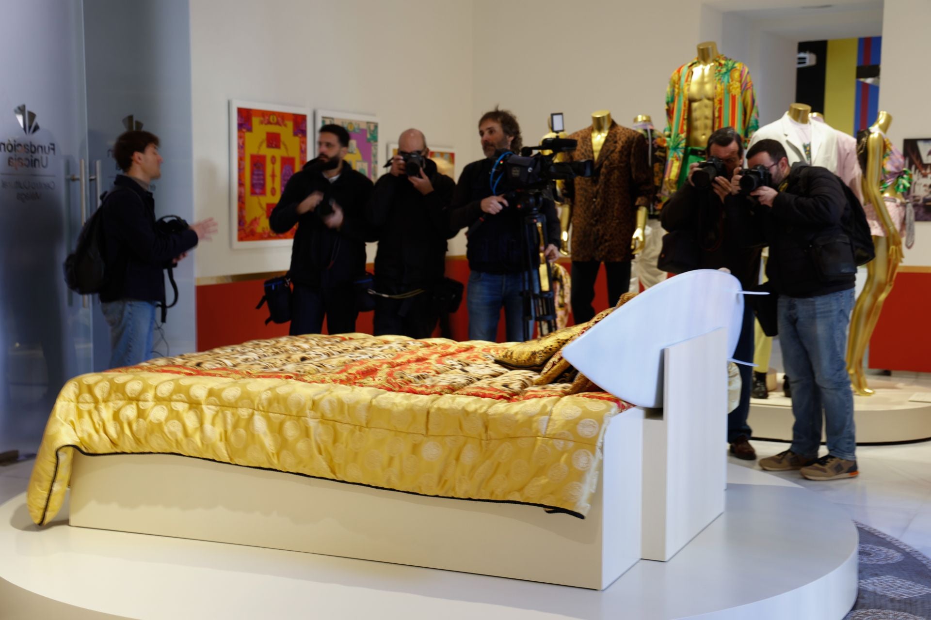 La exposición en Málaga sobre el legado del diseñador Gianni Versace, en imágenes