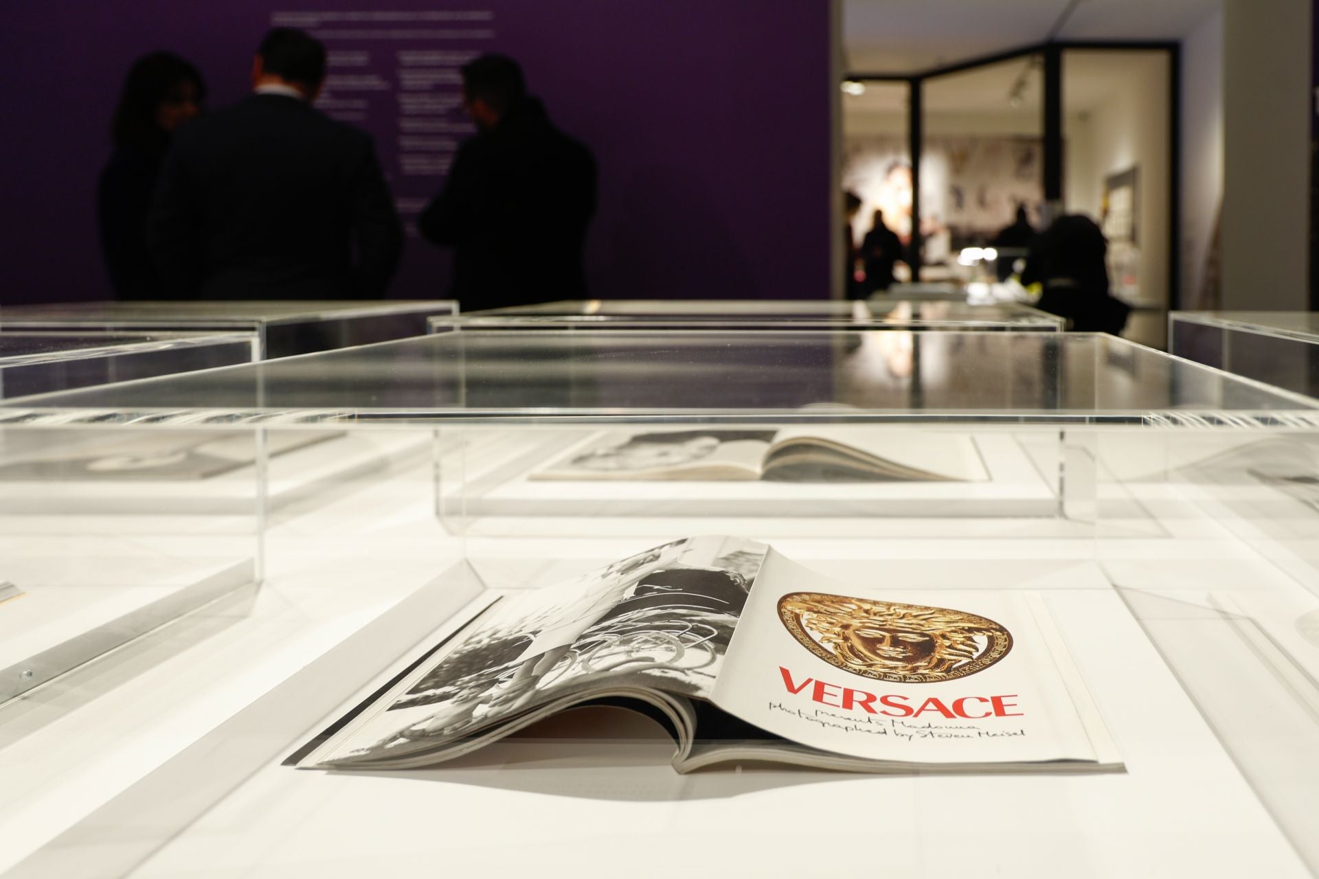 La exposición en Málaga sobre el legado del diseñador Gianni Versace, en imágenes