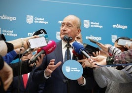 El alcalde de Málaga, durante una rueda de prensa este jueves en el patio de Banderas.