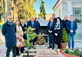 Autoridades de la Junta y del Ayuntamiento, este jueves junto a la tumba de la ilustre pensadora veleña.