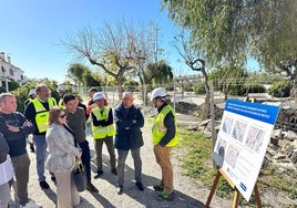 El presidente de la Diputación y la alcaldesa de Algarrobo, este jueves en las obras.