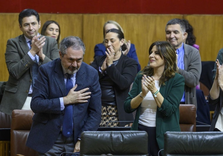 Juan Espadas agradece la ovación de la Cámara.