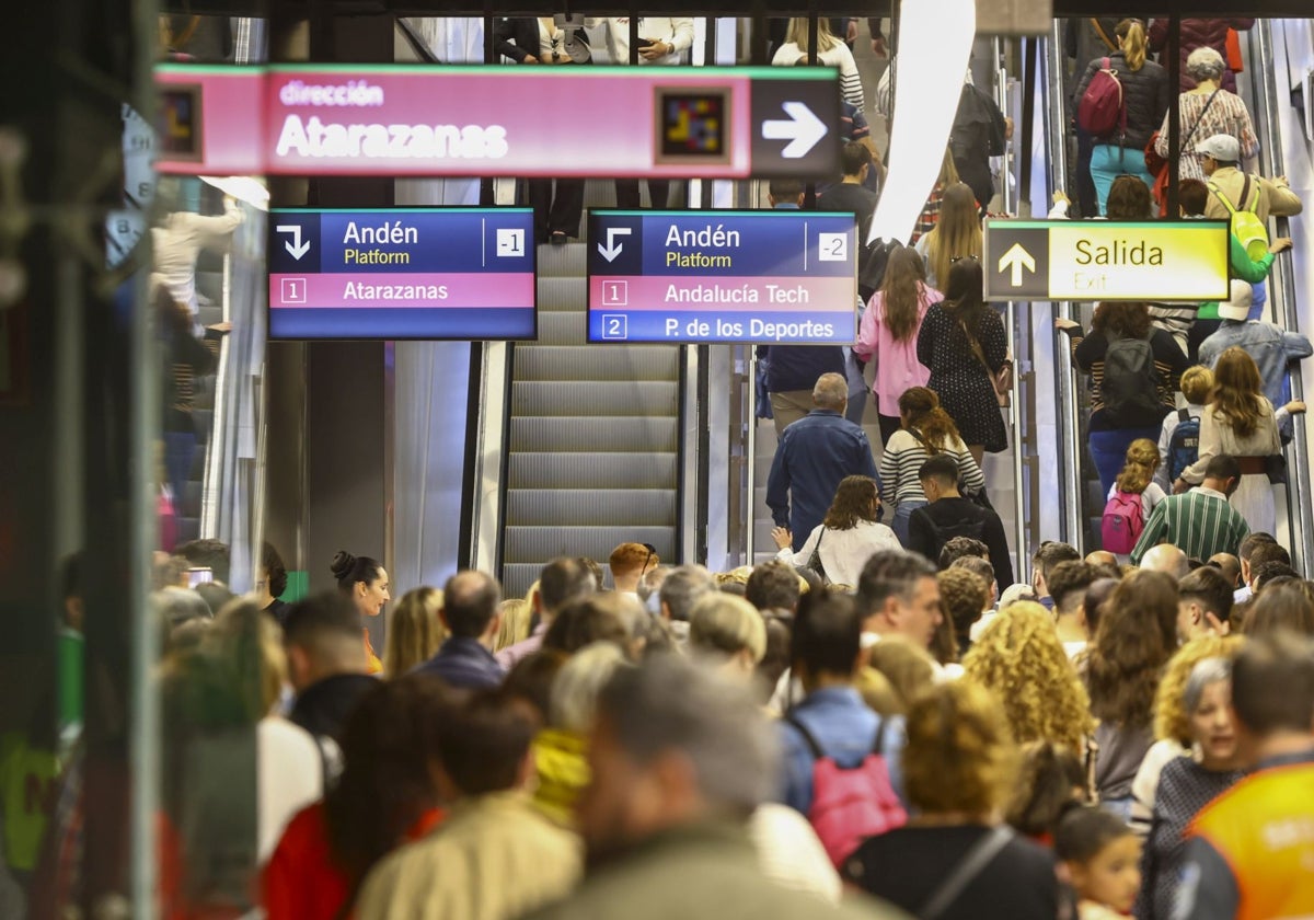 Estación del metro de Málaga llena de viajeros.