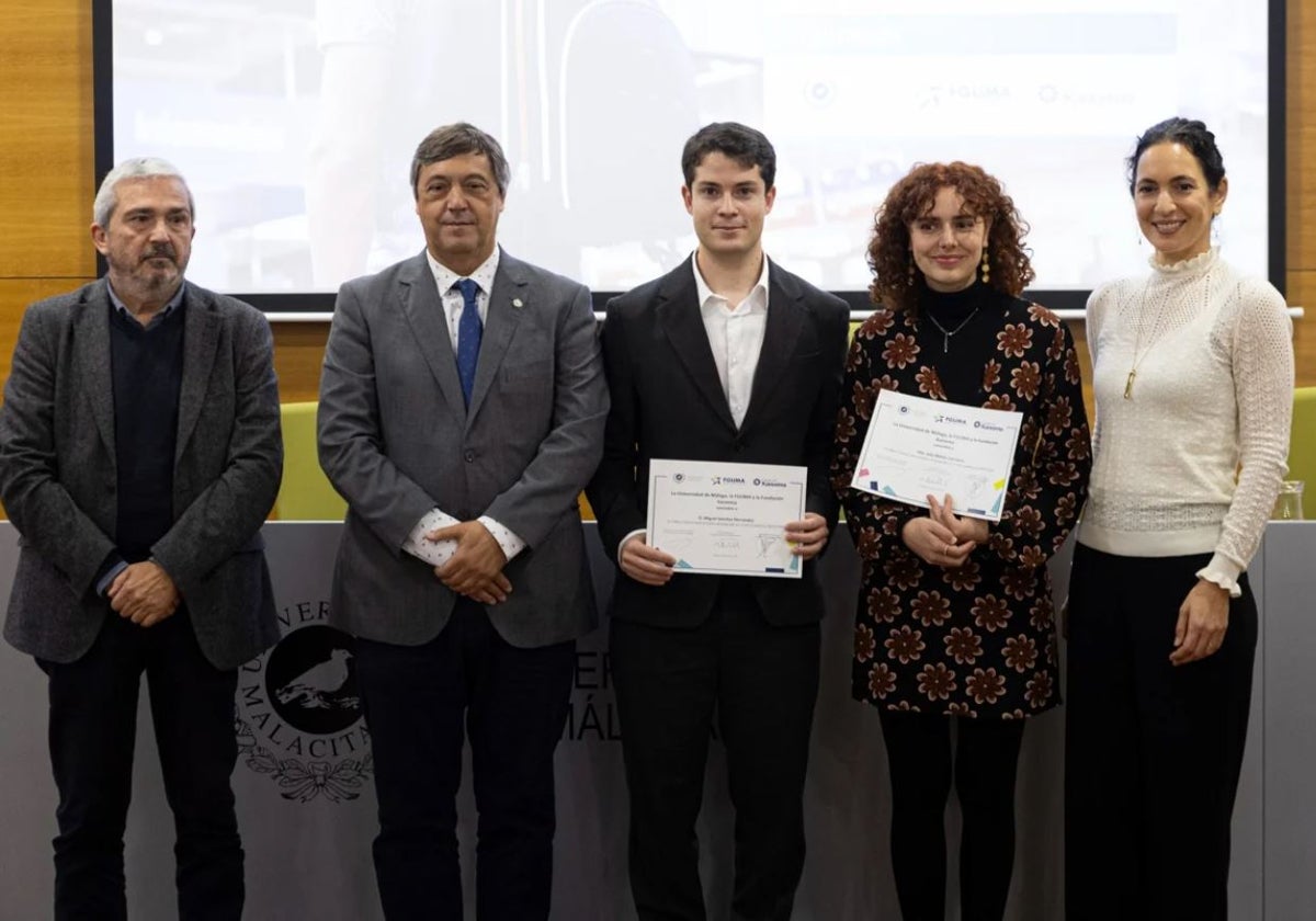 Los alumnos becados, junto a Teodomiro López y Diego Vera.