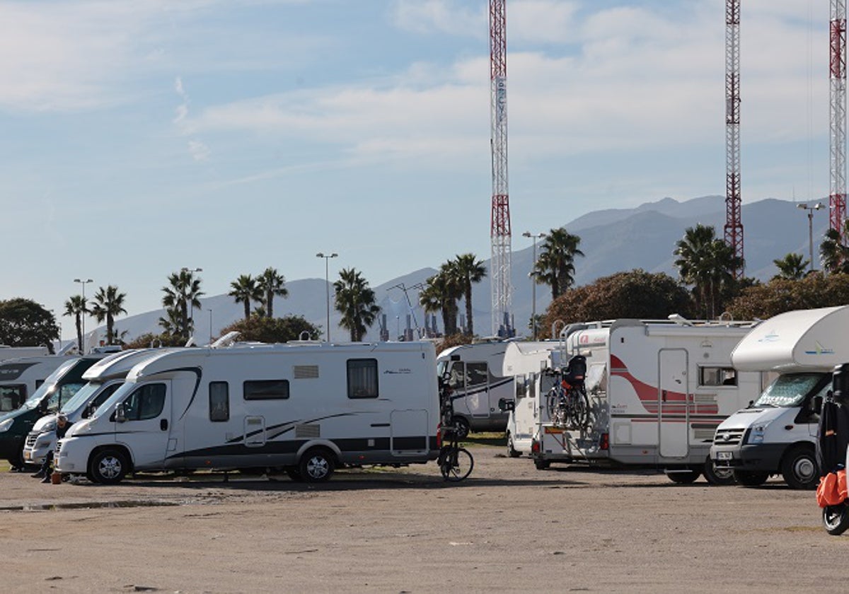 Varias autocaravanas en las cercanías de Sacaba.