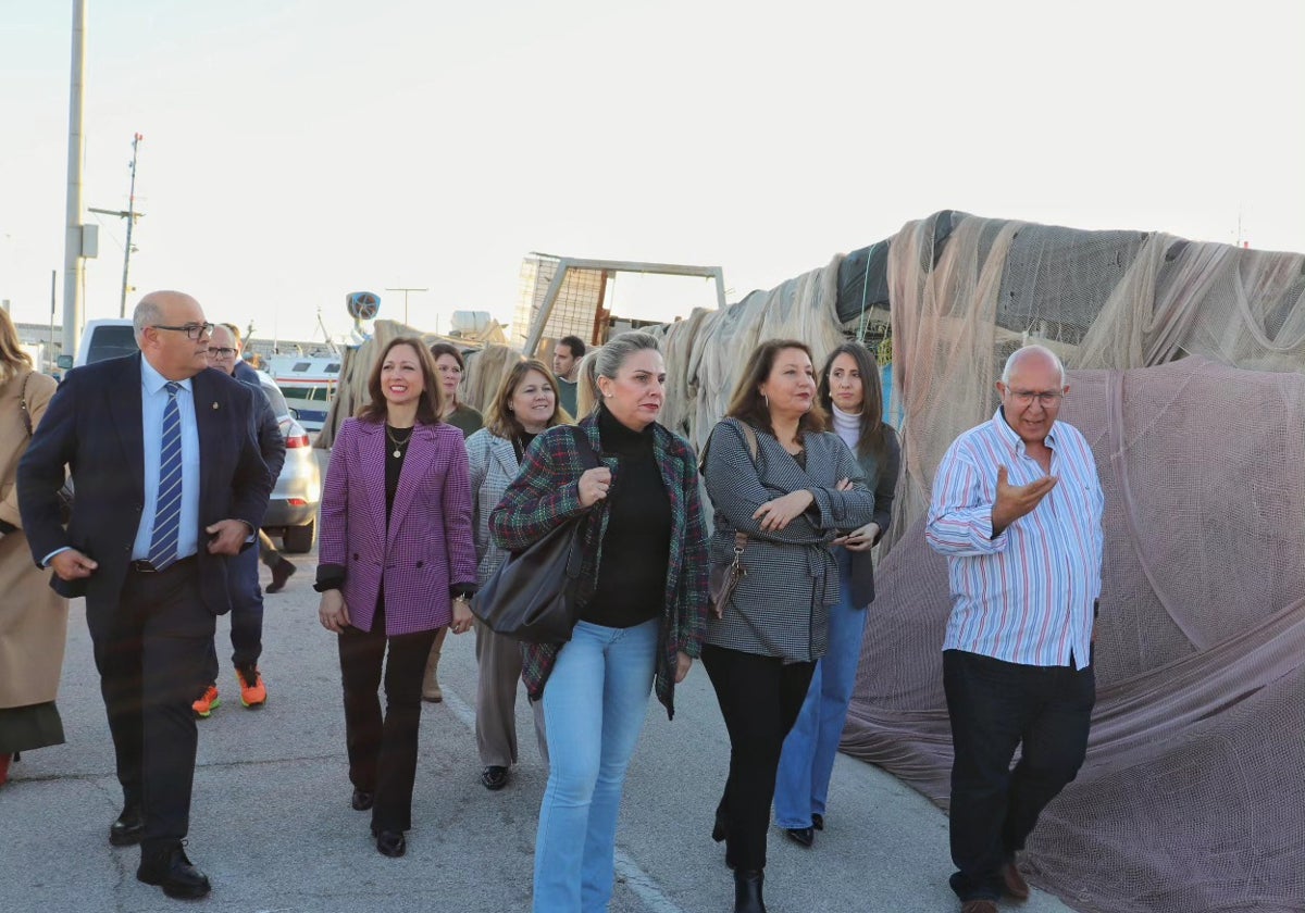 La eurodiputada del PP Carmen Crespo, con alcaldes y responsables de las cofradías, en el puerto de Caleta de Vélez.