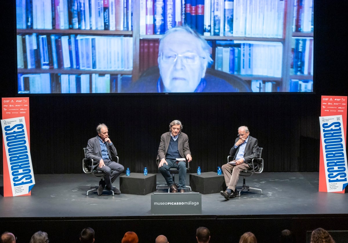 Antonio Soler, Fernando Arcas y Alfonso Guerra, en el auditorio del Museo Picasso, con el Paul Preston en videoconferencia.