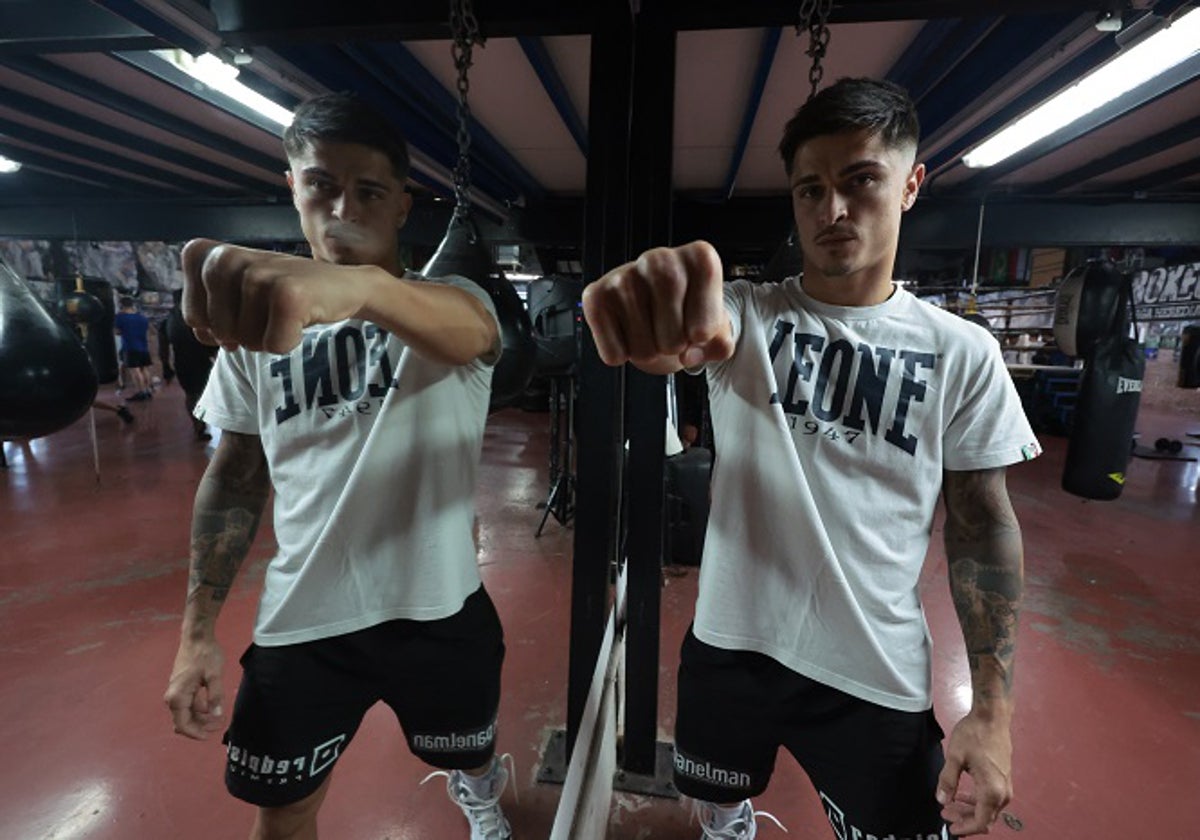 Samuel 'La Esencia' Molina posa para la foto, en el gimnasio de Saga Heredia, uno de los grandes templos de boxeo en España.