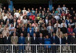 La foto de familia el pasado 19 de noviembre entre el Málaga y cerca de sesenta clubes de la provincia tras la firma del acuerdo, en la Ciudad Deportiva.