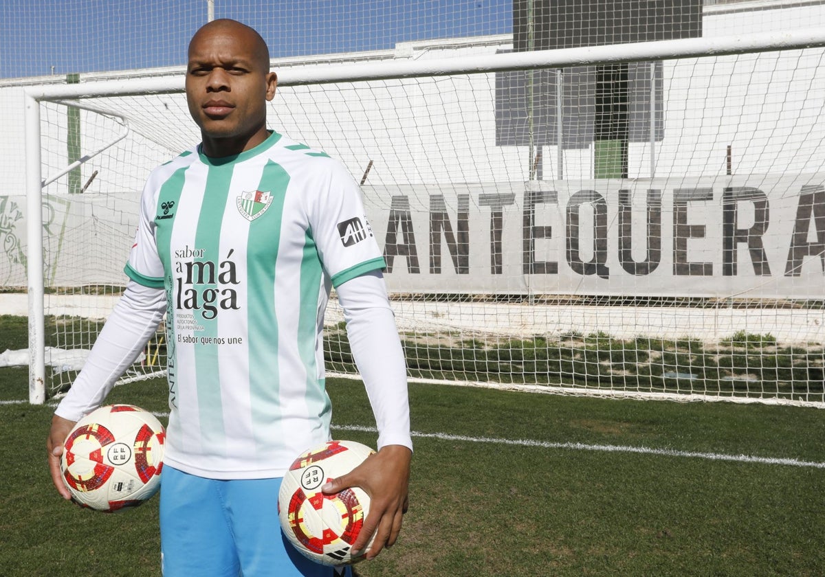 Jonathan Biabiany posa con dos balones en El Maulí, el estadio del Antequera.