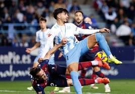 Manu Sánchez agarra a Kevin en una acción en la que este reclamó penalti.