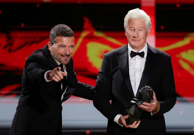 Antonio Banderas enseña el camino del Goya Internacional a Richard Gere.