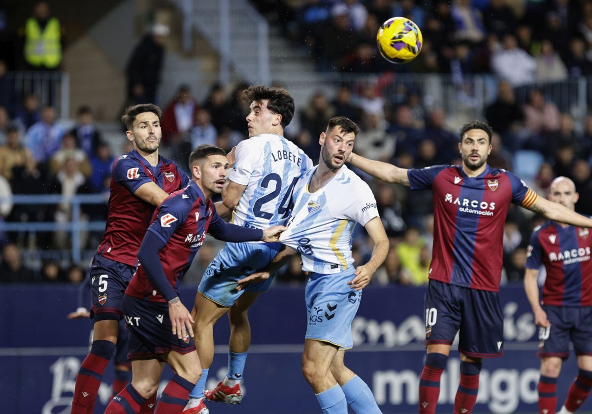 Lobete y Baturina pugnan con los defensores del Levante en el partido del sábado.