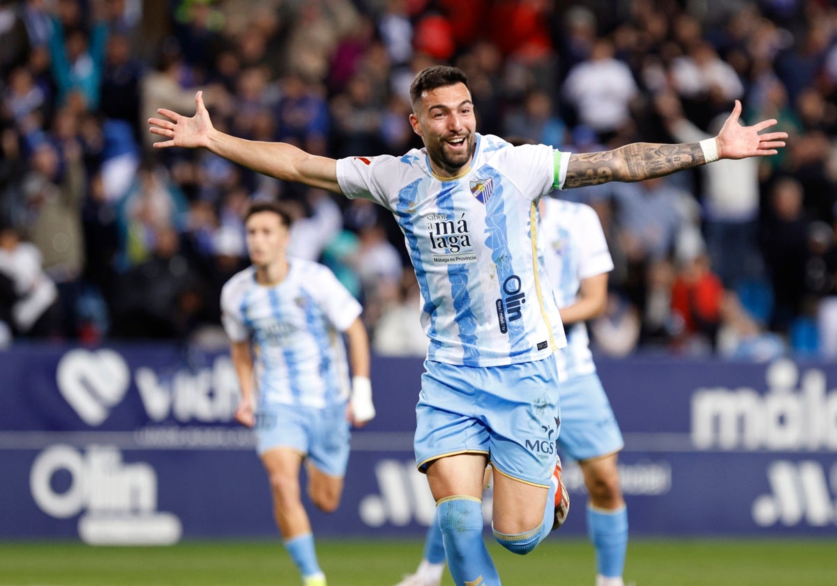 Álex Pastor celebra su gol frente al Levante, que daba el empate al Málaga en La Rosaleda.