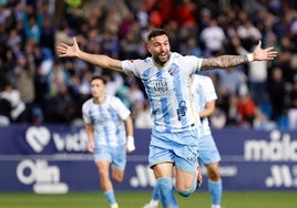 Álex Pastor celebra su gol frente al Levante, que daba el empate al Málaga en La Rosaleda.