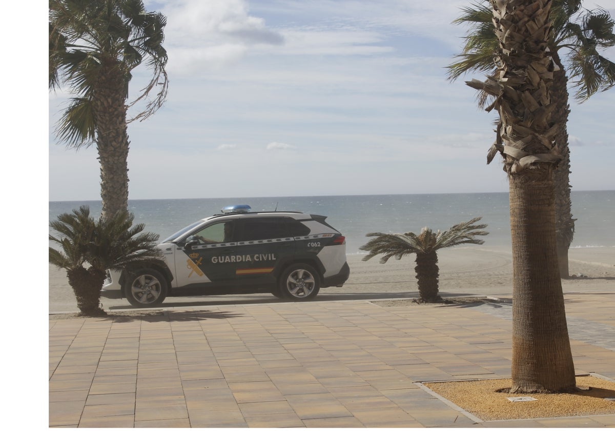 Un patrulla de la Guardia Civil, de servicio por la costa de Rincón de la Victoria.