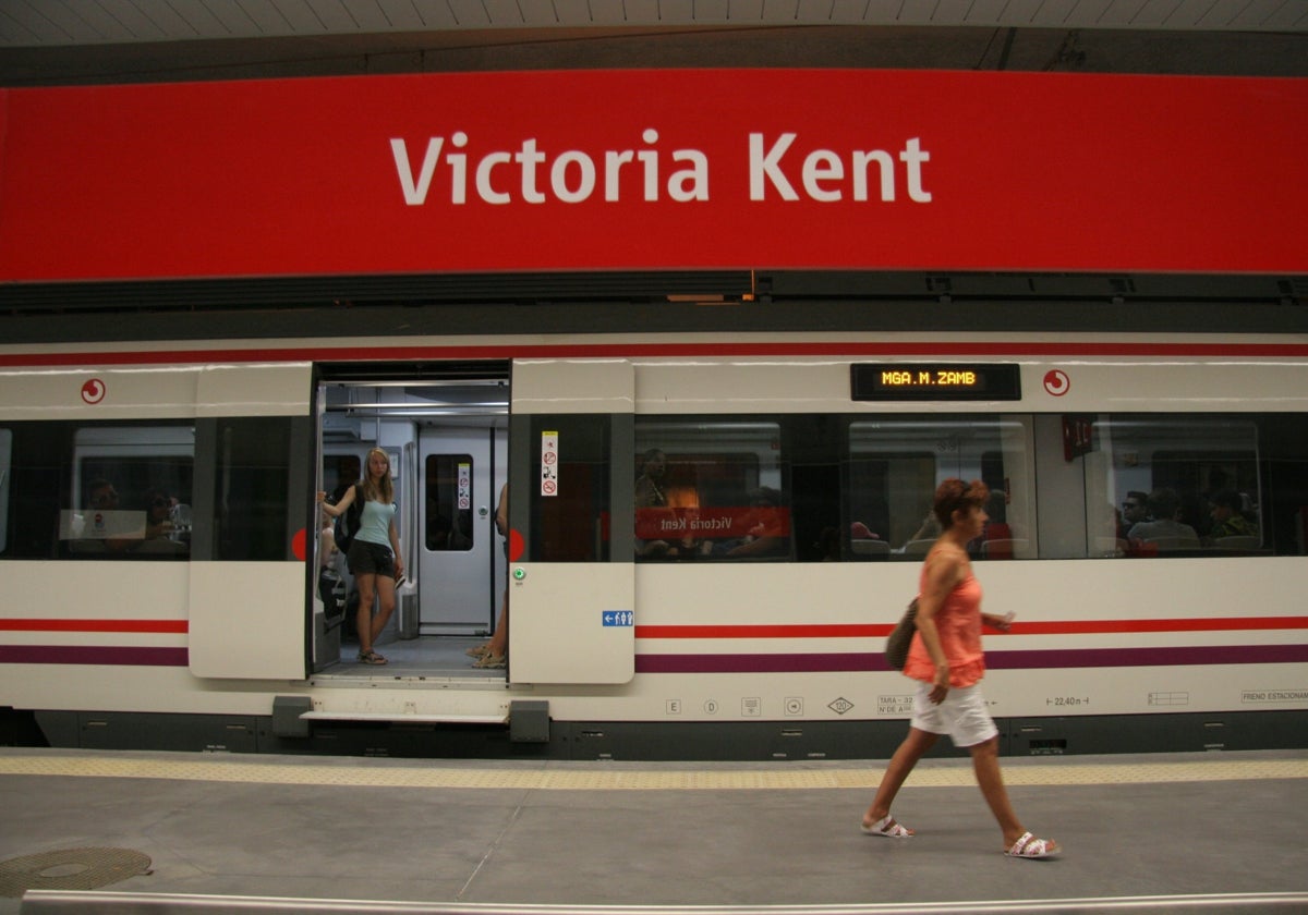 Un Cercanías en la estación Victoria Kent.