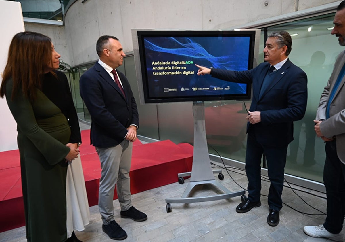 El consejero de la Presidencia, Antonio Sanz, en Granada en la presentación de la plataforma digital.