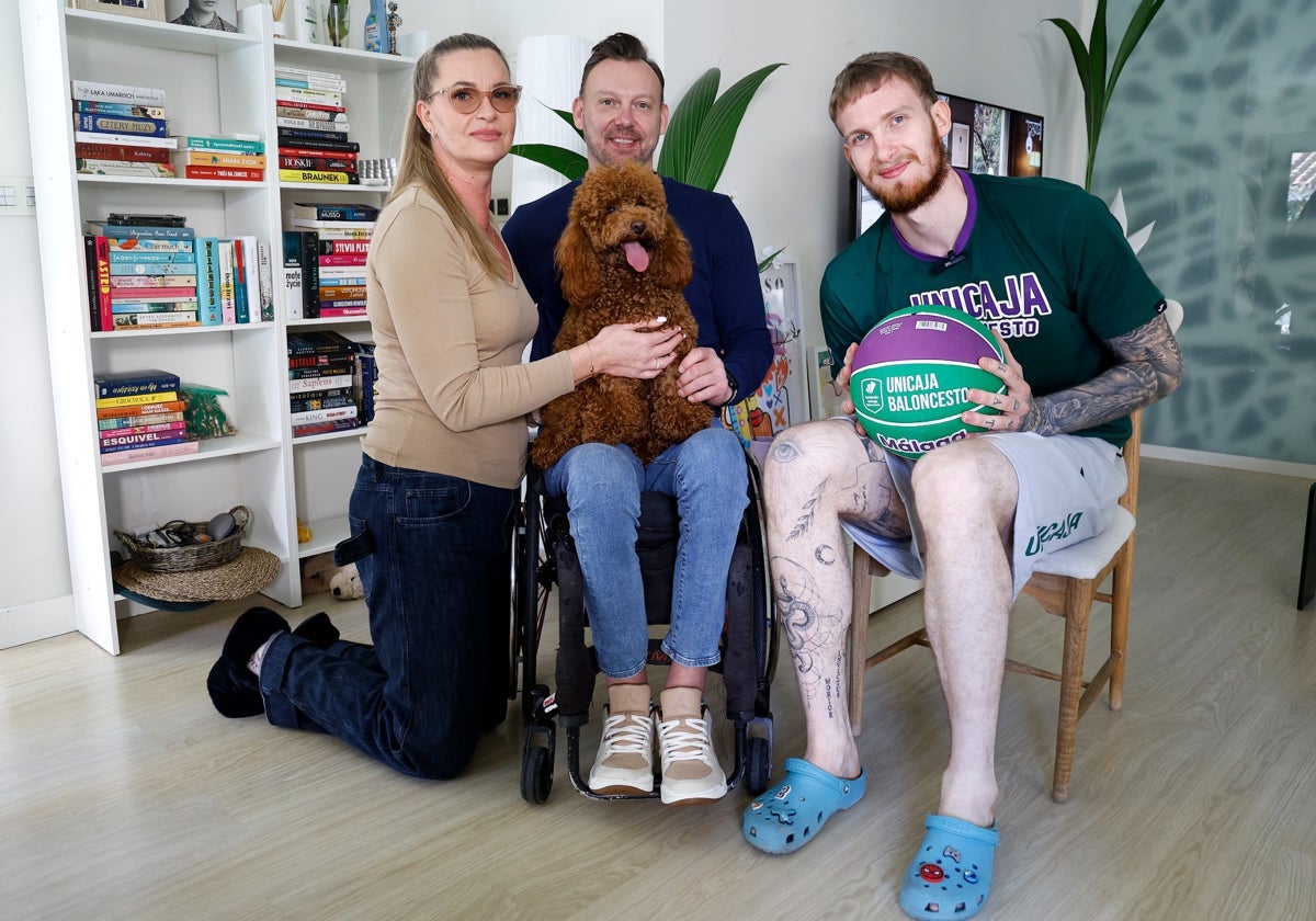 Balcerowski, en el salón de su casa en Playamar junto a su padre Marcin, su madre Sylwia y su perro Figa.